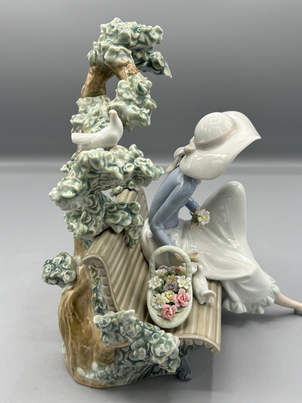 Vintage Lladro "Sunday in the Park" figure on bench