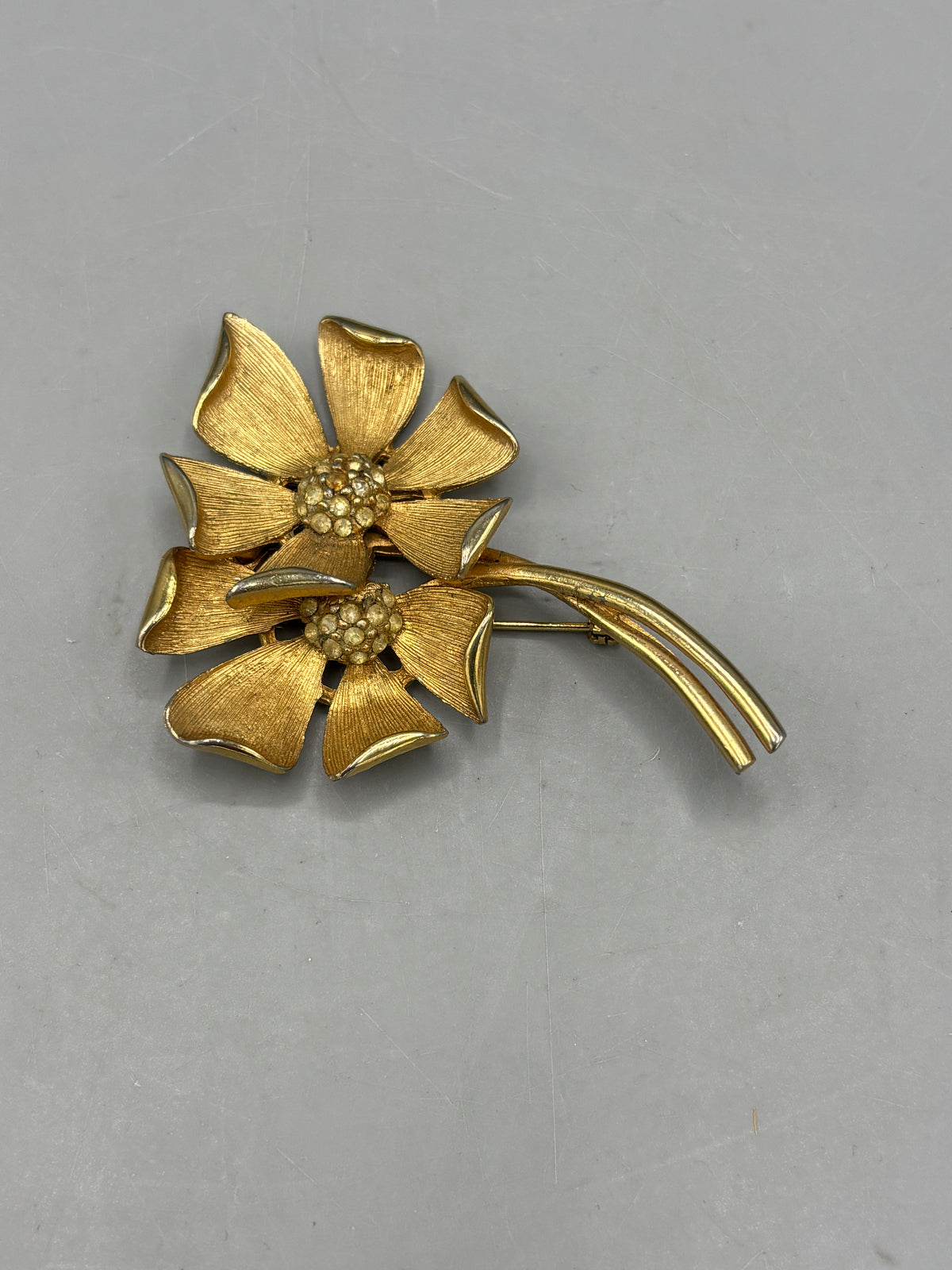Vintage Gold tone double flower brooch