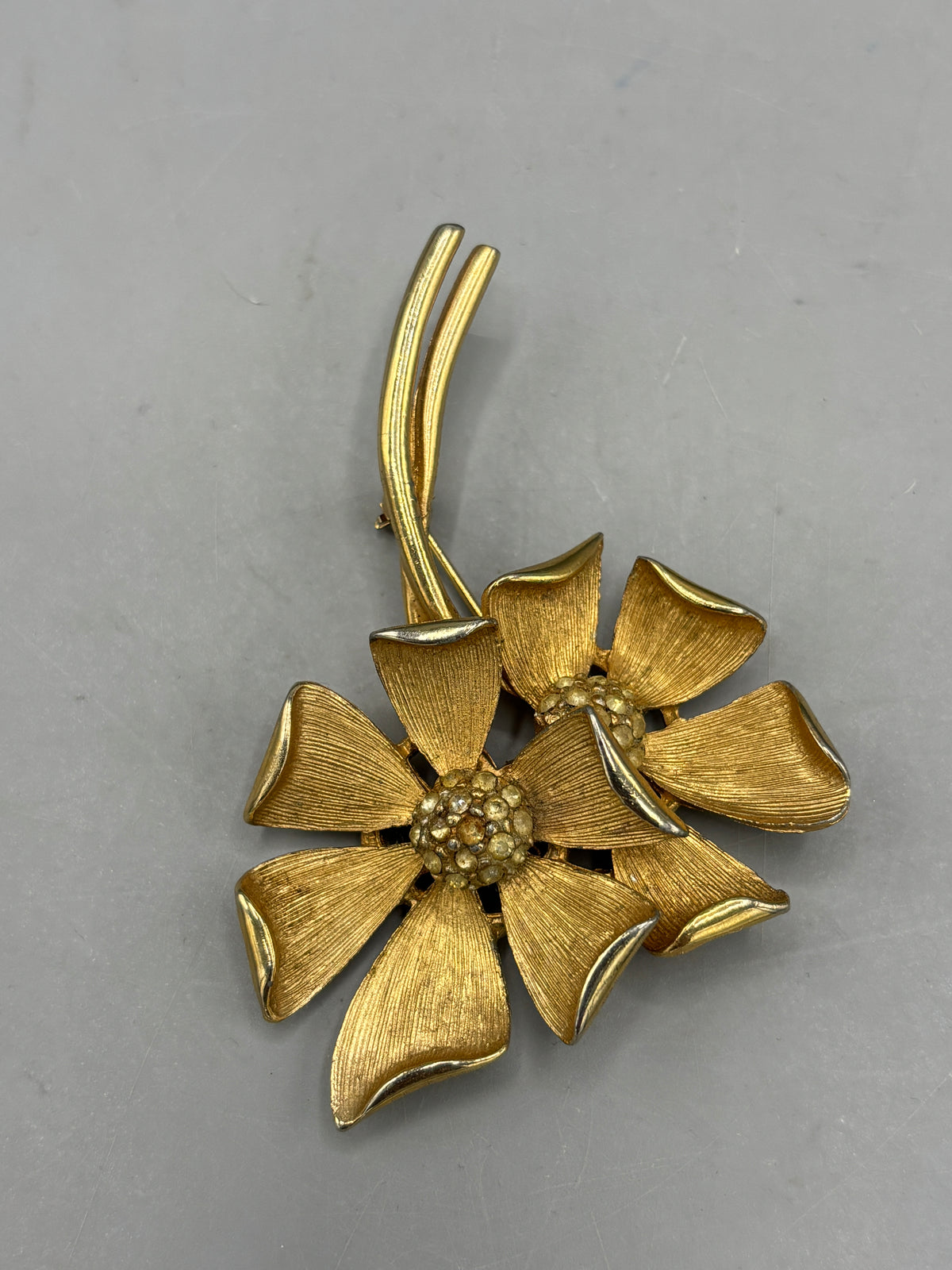 Vintage Gold tone double flower brooch