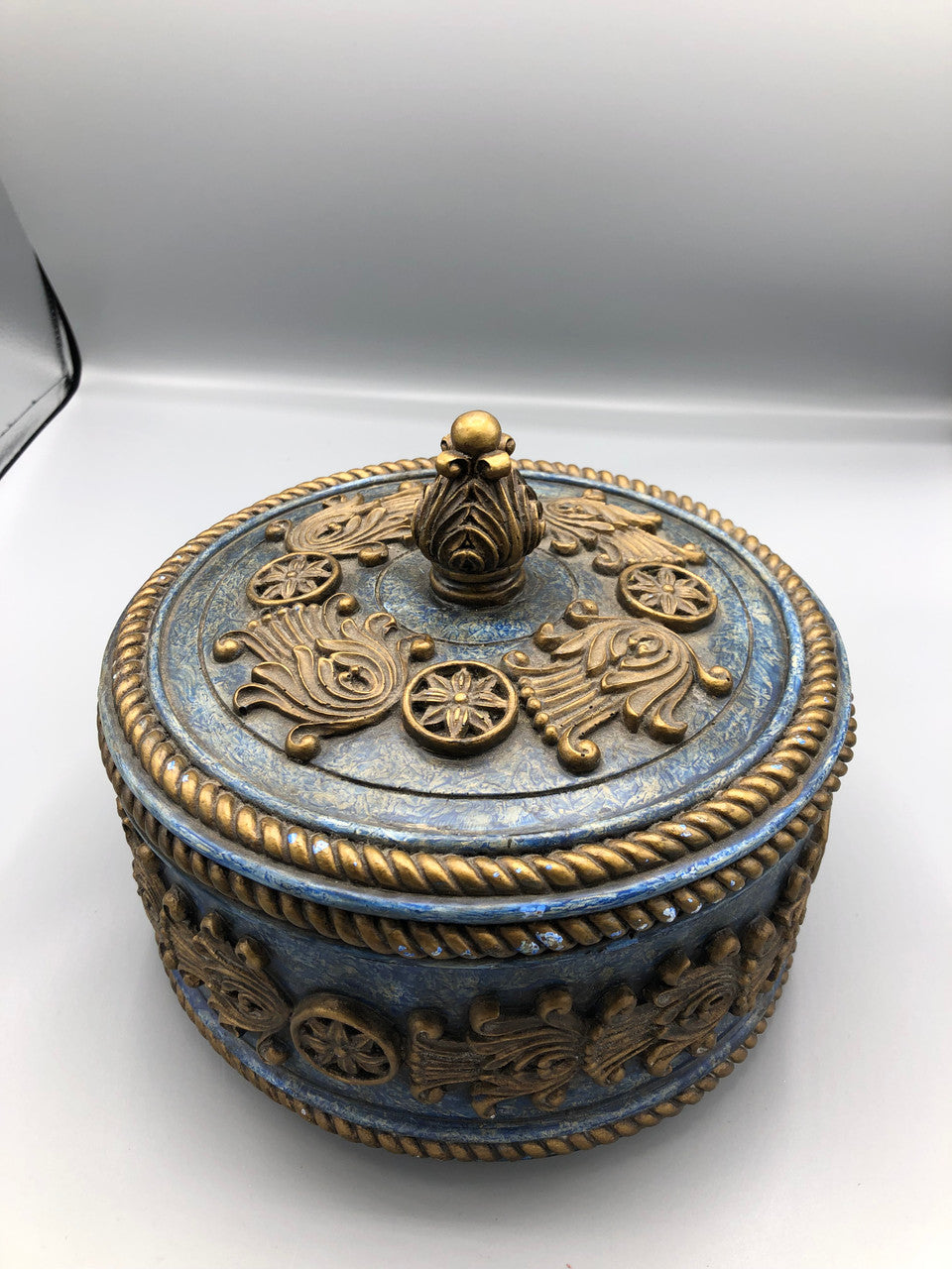 Decorative box with lid